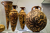 Museo archeologico di Iraklion. Brocca e vari  rhyton decorati a motivi marini.